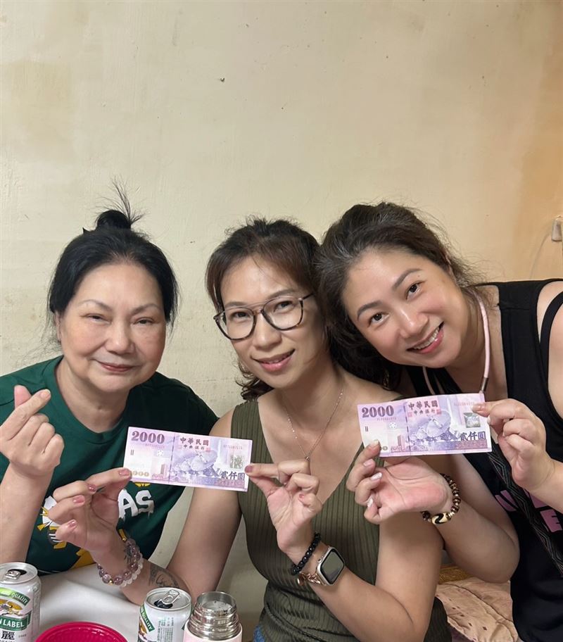 S媽（左）中秋露面。（圖／翻攝自雅維&middot;茉芮Yaway‧Mawring臉書）