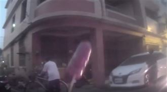 追車送香腸！正妹清潔隊員喊來一根引爆動