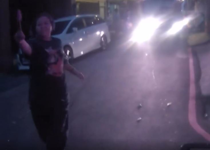 正妹清潔隊員見民眾烤肉,喊「來一根」引爆動,熱情鄰居追車遞香腸。(圖/翻攝自Threads @love336369)