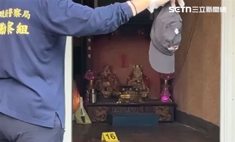 騎樓地面一大灘血跡早已乾涸，店內兩尊擺在地上的神像，靜靜成了這起命案的「目擊者」。（圖／翻攝畫面）