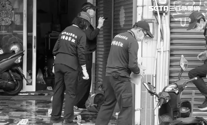 一大早，鑑識人員進出採證，不放過任何蛛絲馬跡。（圖／翻攝畫面）