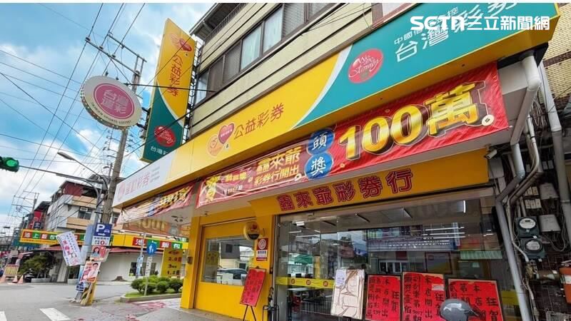 這名幸運抱走大獎的 40 多歲婦人是店裡的忠實常客,平日習慣以小額投注試試手氣,在大家的印象中過去從未中過大獎。(圖/彩券行提供)