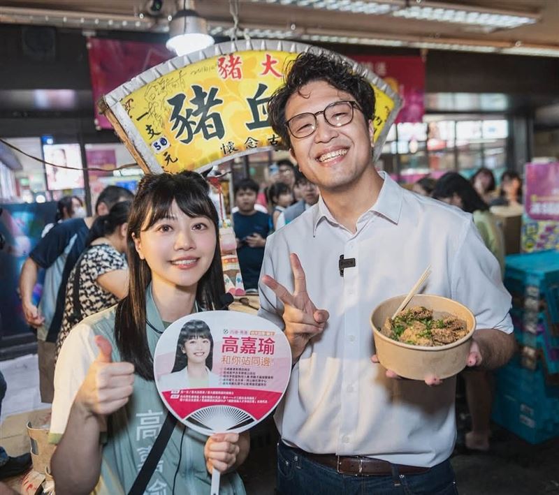 高嘉瑜今(28)天一早發文,大家知道「洋流掃夜市」的起點在哪裡嗎?第一場就是7月31日,她帶著沈伯洋吃爆內湖737夜市!(圖/翻攝自高嘉瑜臉書)