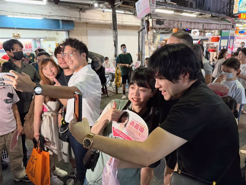 高嘉瑜今(28)天一早發文,大家知道「洋流掃夜市」的起點在哪裡嗎?第一場就是7月31日,她帶著沈伯洋吃爆內湖737夜市!(圖/翻攝自高嘉瑜臉書)