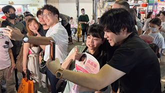 高嘉瑜今（28）天一早發文，大家知道「洋流掃夜市」的起點在哪裡嗎？第一場就是7月31日，她帶著沈伯洋吃爆內湖737夜市！（圖／翻攝自高嘉瑜臉書）