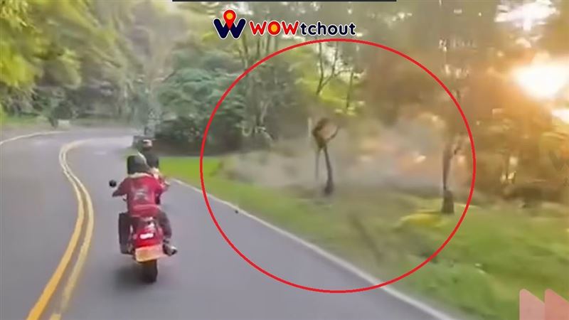 一名紅牌重機騎士於北宜公路騎車時,在過彎之際摔車,之後連人帶車墜落邊坡。(圖/翻攝Threads@bomb_eson、WoWtchout-地圖型行車影像分享平台)