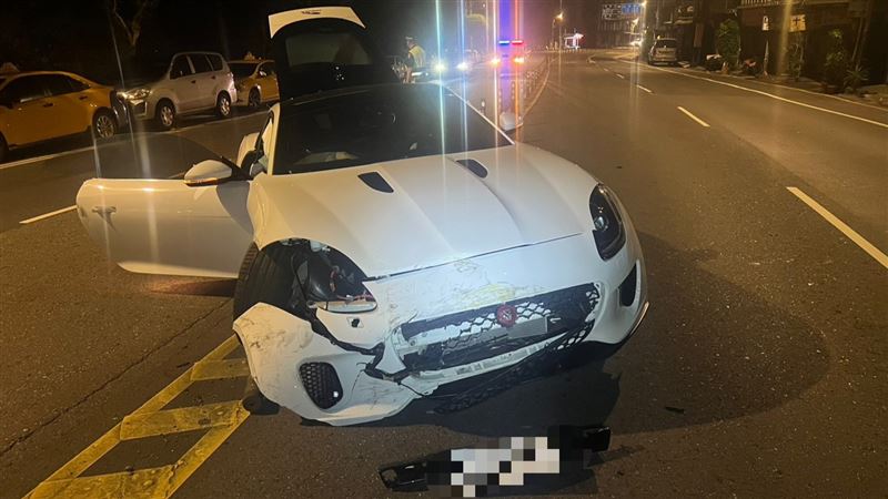變換車道打滑失控肇事的Jaguar F-Type。(圖/翻攝畫面)