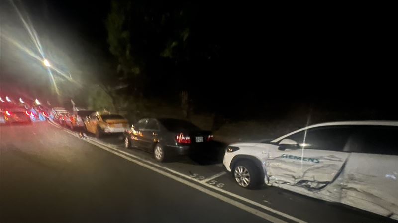 遭Jaguar F-Type撞擊的路旁4車。(圖/翻攝畫面)