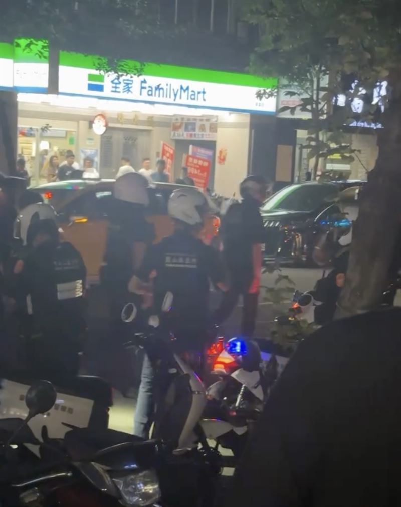 范男情緒相當激動,不斷叫囂甚至一度欲衝進馬路。(圖/翻攝自threads@axoxa_yo)
