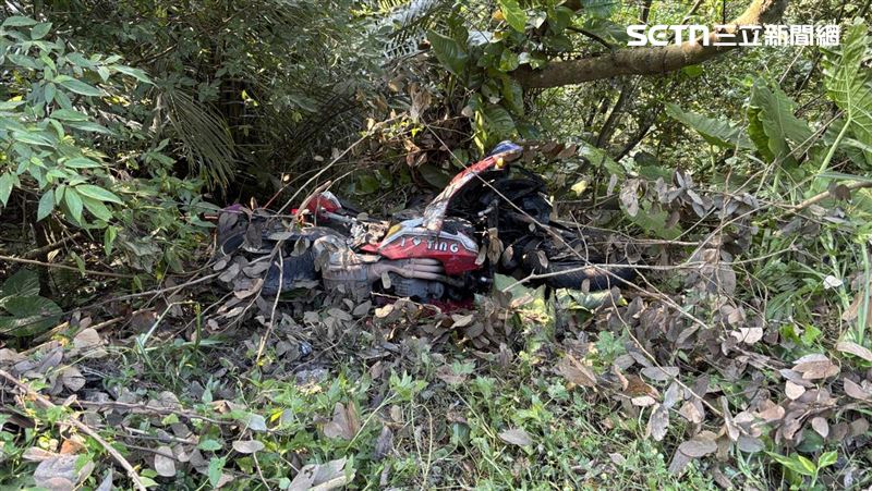 37歲陳男騎乘紅牌重機,於北宜公路過彎之際摔車,連人帶車墜落邊坡。(圖/翻攝畫面)
