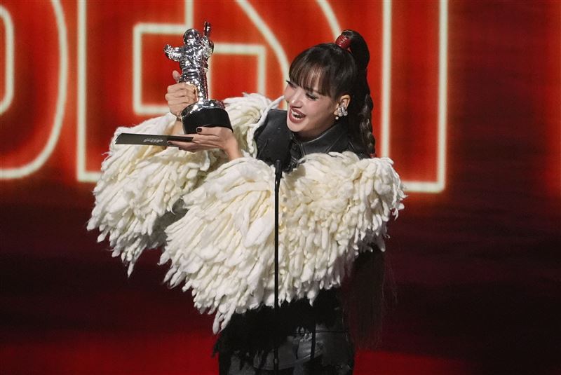 Lisa奪下MTV「最佳流行歌手(Best Pop)」開心落淚。(圖/美聯社/達志影像)