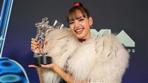 Lisa擊敗天后泰勒絲！奪下MTV最佳歌手獎