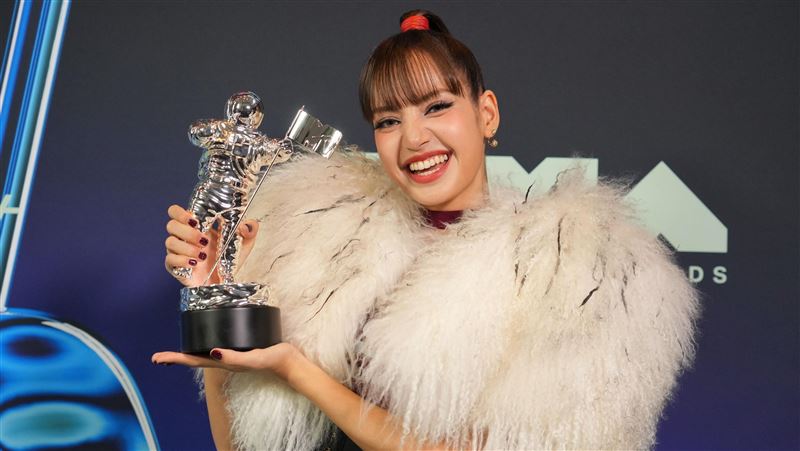 Lisa擊敗天后泰勒絲！奪下MTV最佳歌手獎