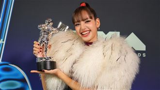 Lisa擊敗天后泰勒絲！奪下MTV最佳歌手獎