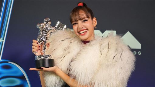 Lisa擊敗天后泰勒絲！奪下MTV最佳歌手獎