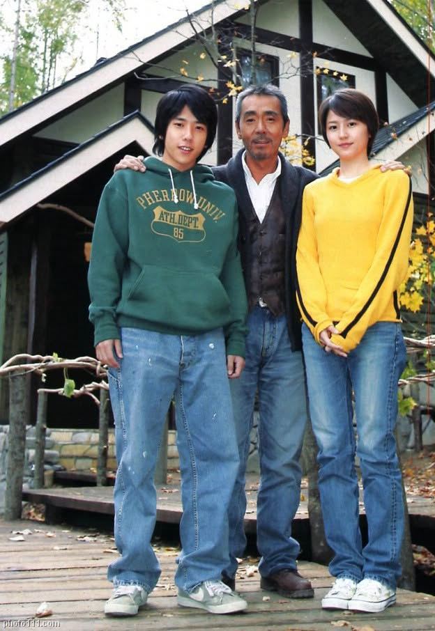 日劇《溫柔時光》二宮和也(左起)、寺尾聰、長澤雅美。(圖/翻攝自X)