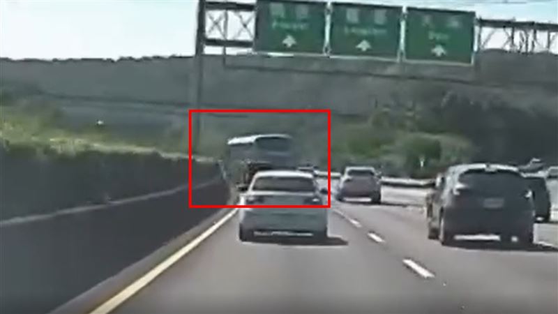 遊覽車撞擊護欄瞬間。(圖/翻攝自Threads @sandy.uu.9978)