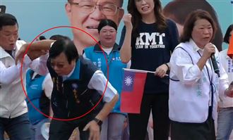 新／民眾黨競總成立意外！主委昏倒墜舞台