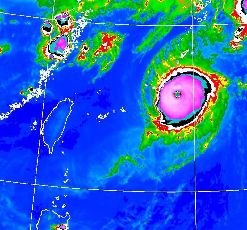 鄭明典將舒力基颱風形容為「晚熟的颱風」。（圖／翻攝自鄭明典臉書）