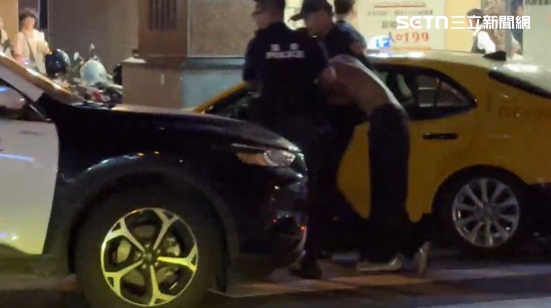 花蓮國聯五路某KTV前,發生一起酒後鬥毆,3名男子因酒後口角、在騎樓大打出手。(圖/翻攝畫面)