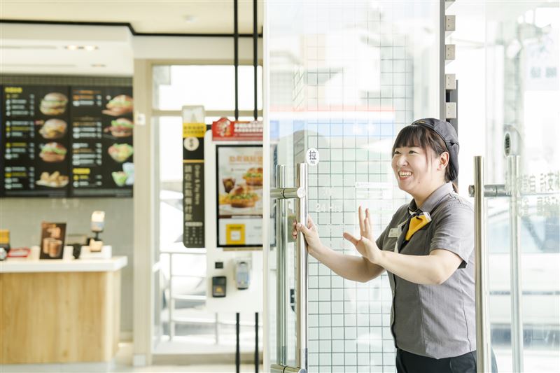 屏東民生餐廳林湘萍走進餐廳,向夥伴們打招呼。(圖/翻攝自台灣麥當勞季報)
