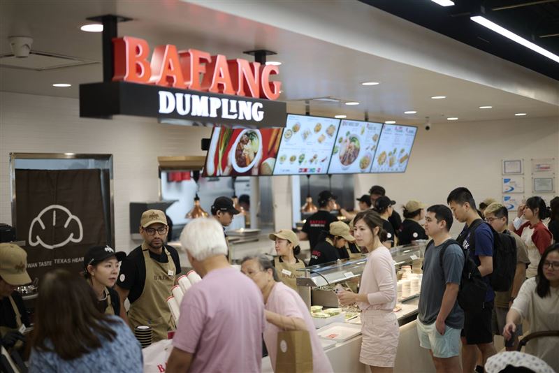 八方雲集德州首店因應美國市場消費習慣,導入更具效率與便利性的快餐營運模式。(圖/八方雲集提供)