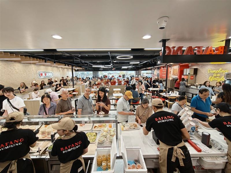 八方雲集德州首店開幕前慶祝活動吸引大批民眾,店內湧現用餐人潮。(圖/八方雲集提供)