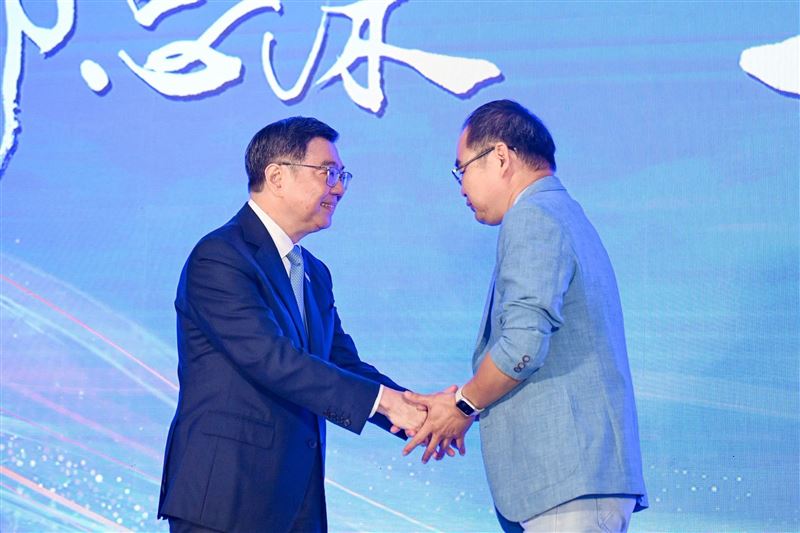 今天是928教師節,行政院長卓榮泰向每一位站在教育第一線的老師,致上最高的敬意。(圖/翻攝卓榮泰臉書)