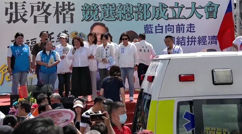 國民黨、民眾黨共推的嘉義市長參選人張啓楷28日舉辦競總成立大會,卻發生意外插曲!疑似天氣過於炎熱,在台上的國民黨嘉義市黨部主委蔡明顯,突然往前一倒摔到台下,也嚇壞台上眾人,趕緊叫救護車將他送醫。(圖/翻攝自張啟楷臉書)
