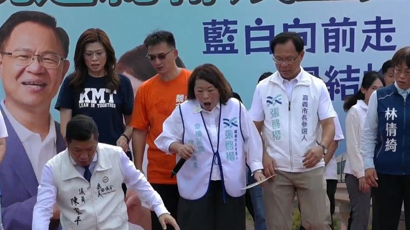 國民黨嘉義市黨部主委蔡明顯站台突然昏倒摔到台下,台上眾人包括嘉義市長黃敏惠、國民黨主席鄭麗文、藍白嘉義市長參選人張啟楷都嚇一跳。(圖/翻攝自張啟楷臉書)