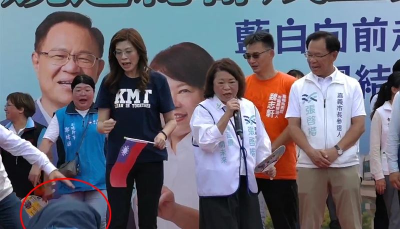 國民黨、民眾黨共推的嘉義市長參選人張啓楷28日舉辦競總成立大會,卻發生意外插曲!疑似天氣過於炎熱,在台上的國民黨嘉義市黨部主委蔡明顯,突然往前一倒摔到台下,也嚇壞台上眾人,趕緊叫救護車將他送醫。(圖/翻攝自張啟楷臉書)