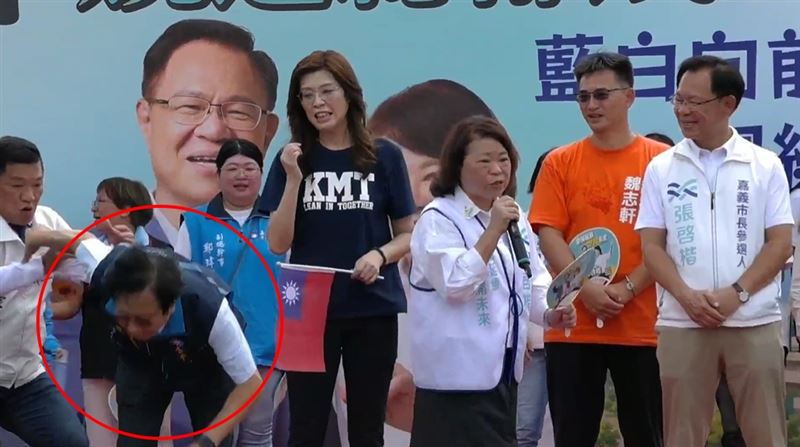 國民黨、民眾黨共推的嘉義市長參選人張啓楷28日舉辦競總成立大會,卻發生意外插曲!疑似天氣過於炎熱,在台上的國民黨嘉義市黨部主委蔡明顯,突然往前一倒摔到台下,也嚇壞台上眾人,趕緊叫救護車將他送醫。(圖/翻攝自張啟楷臉書)