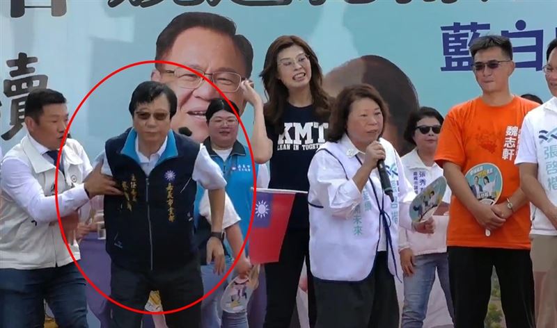 國民黨、民眾黨共推的嘉義市長參選人張啓楷28日舉辦競總成立大會,卻發生意外插曲!疑似天氣過於炎熱,在台上的國民黨嘉義市黨部主委蔡明顯,突然往前一倒摔到台下。(圖/翻攝自張啟楷臉書)