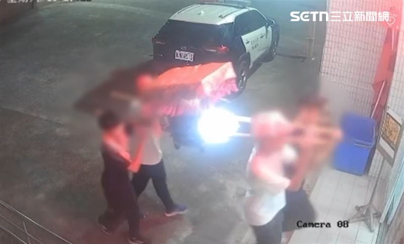 4人一組陣頭扛著神轎,朝派出所大門進入。(圖/翻攝畫面)