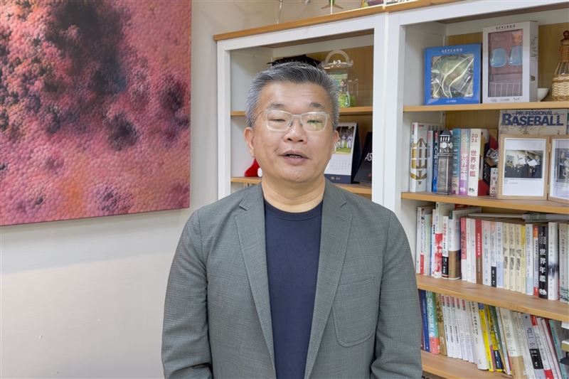 今(28)日是民進黨創黨40週年紀念日,民進黨自製網路節目《爸媽叫我不要談政治》推出第九集新影片「為什麼要支持民進黨」。(圖/民進黨提供)