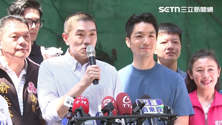 蔣萬安陪同謝國樑市長安樂市場掃街拜票,兩人不約而同強調「國安連線」啓動。(圖/翻攝畫面)