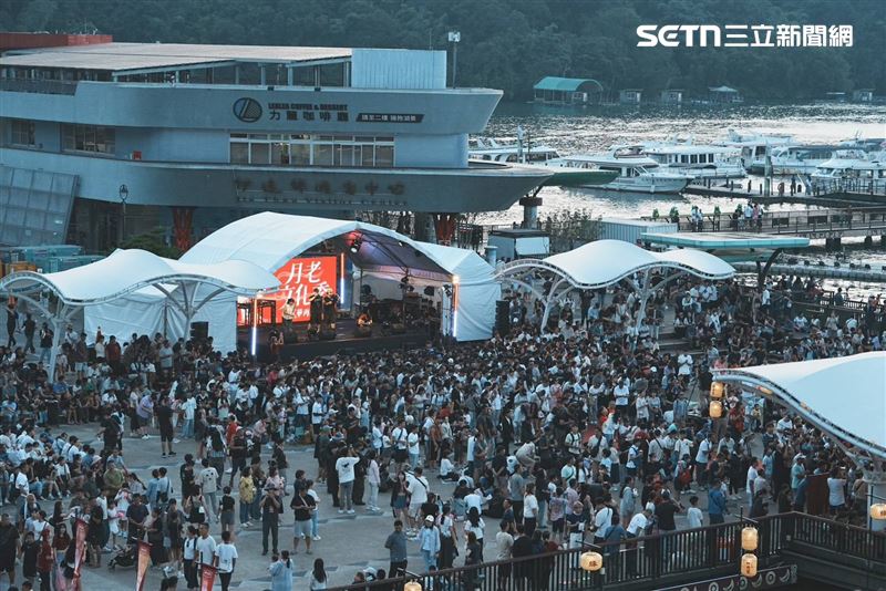 中秋連假南投日月潭伊達邵地區湧入1萬1,238人次,從早到晚都是人山人海的壯觀場景。(圖/翻攝畫面)