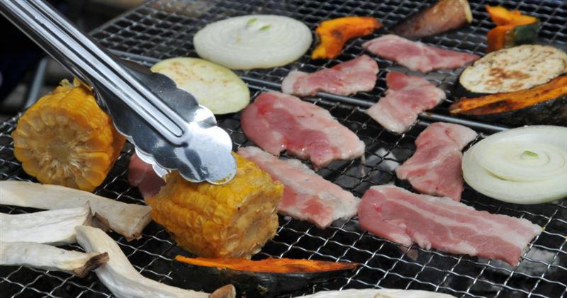 一名家長分享,兒子的同學來家裡烤肉,竟主動拿出參加費。(示意圖/photoAC)