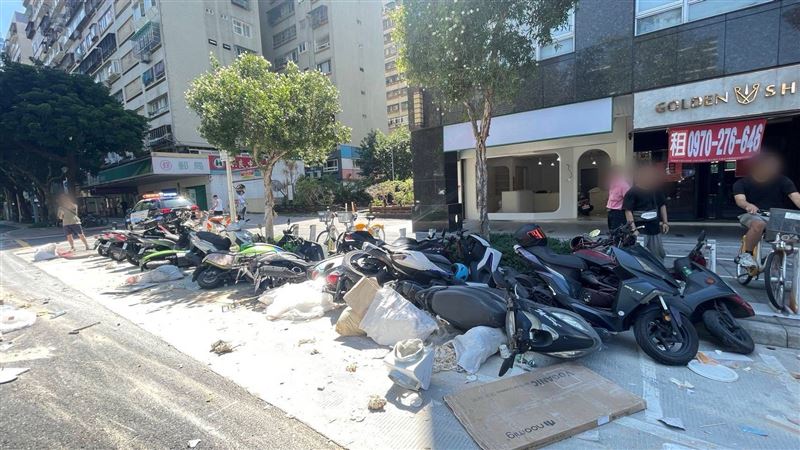 台北市大安區忠孝東路三段今(28日)上午發生一起車禍,造成12輛機車以及1輛Ubike受損。(圖/翻攝畫面)