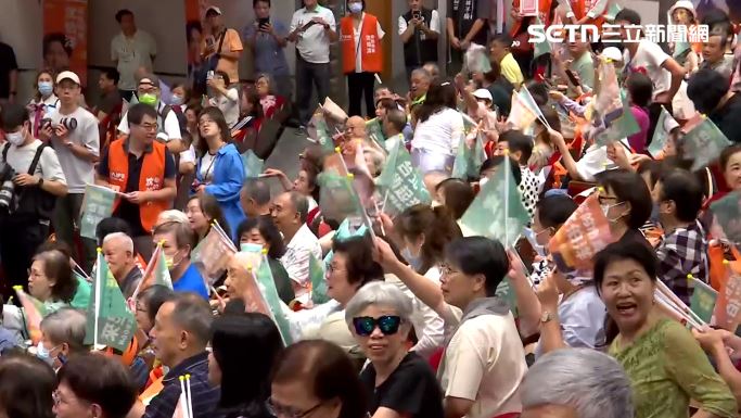 沈伯洋出席台南之友後援會活動,底下支持者熱切響應。(圖/翻攝畫面)