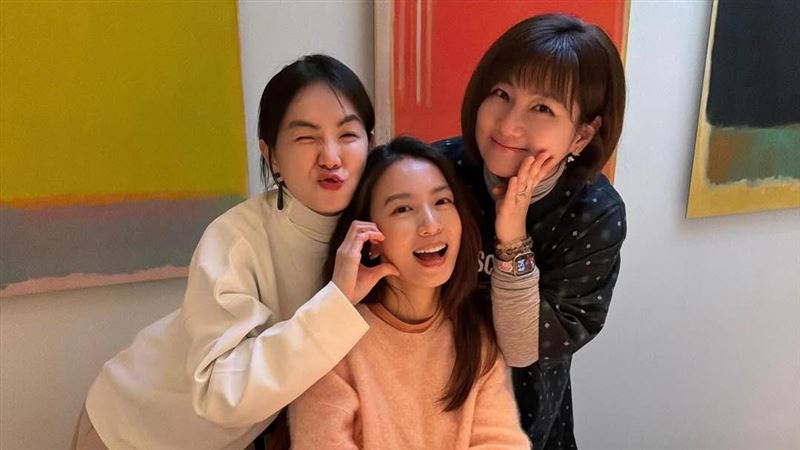 「S.H.E」Ella（陳嘉樺）、田馥甄（Hebe）、Selina（任家萱）。（圖／翻攝自田馥甄IG）