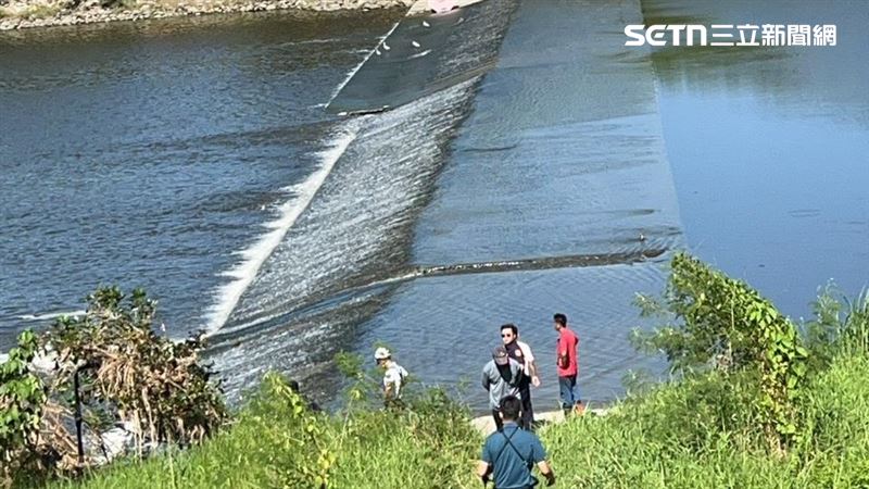 3名就讀國二的學生到田尾里大湖抽水站攔沙壩戲水,其中1人不慎沉入水中,目前狀態不明。(圖/翻攝畫面)
