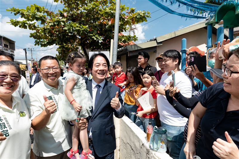 賴清德總統今（28）日前往「民雄雙福保安宮」參香祈福。（圖／總統府提供）