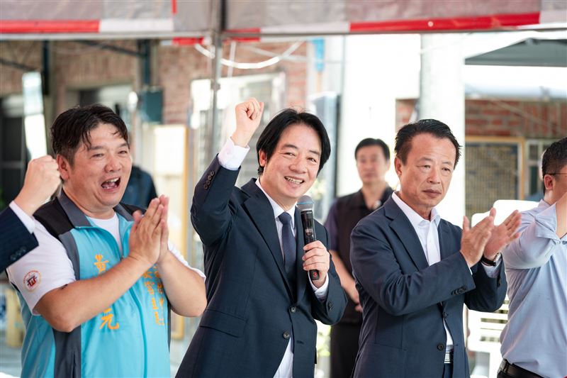 賴清德總統今（28）日前往「民雄雙福保安宮」參香祈福。（圖／總統府提供）
