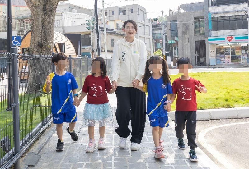 爭取連任的新竹市長高虹安(中)28日透過競選辦公室發布新聞稿,說明公托、臨托等托育施政成果,爭取選民認同與支持。(取自新竹市政府官網)