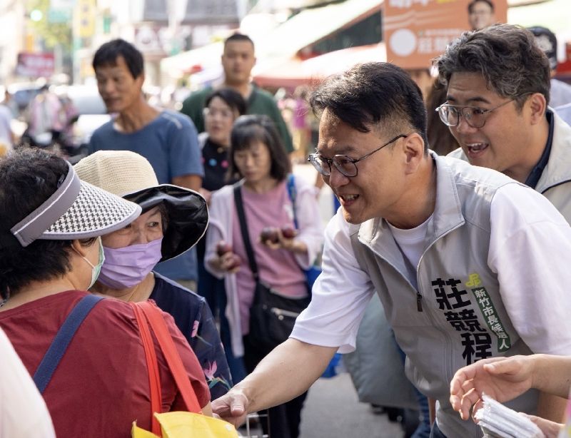 民進黨新竹市長參選人莊競程(前右)把握中秋連假,走訪各地掃街拜票,向民眾分享政策願景,希望市民能感受到他爭取服務的決心。(莊競程選舉團隊提供)