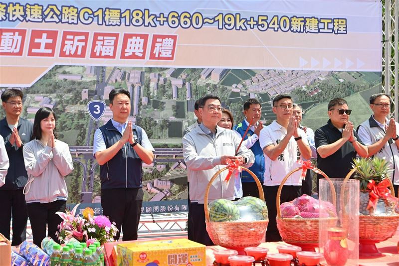 行政院長卓榮泰今(28)日出席「高雄-屏東間東西向第2條快速公路C1標18k 660~19k 540新建工程」動土祈福典禮。(圖/行政院提供)