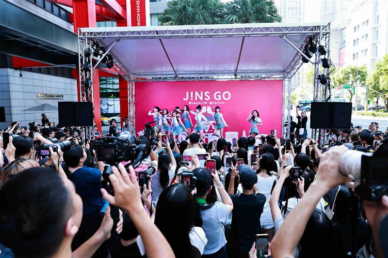 JINS GO小紅胖卡今年首度巡迴至台北，全新女團W!nky與話題女饒舌C.Holly現場加持，熱力開唱。（圖／品牌業者提供）