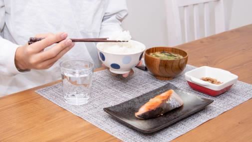 研究發現,日本年輕人的身高停滯跟少吃有關。(示意圖/iStock)