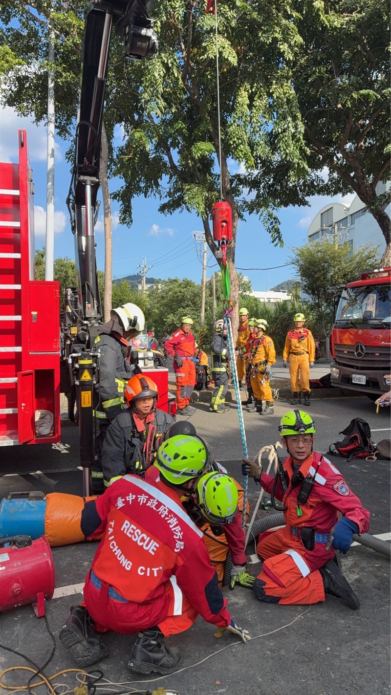 台中豐原5下水道工人疑似墜落地下管道。(圖/翻攝畫面)
